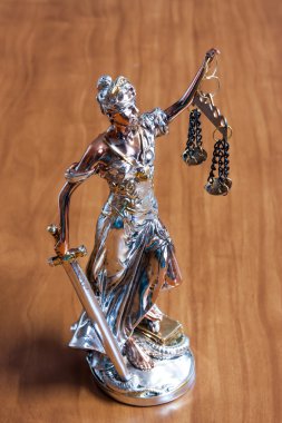 Themis gümüş heykelciği 