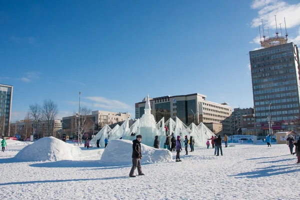 Perm, Ryssland, februari, 06.2016: vuxna med barn i en isig — Stockfoto