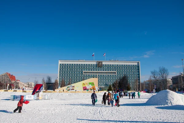 पर्म, रूस, फरवरी, 06.2016: एक बर्फ में बच्चों के साथ वयस्क — स्टॉक फ़ोटो, इमेज