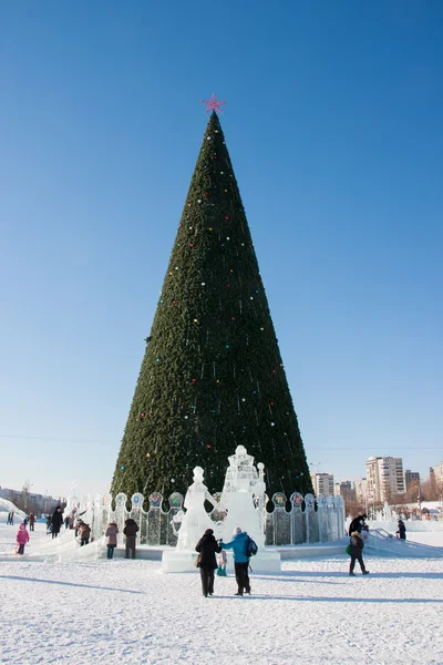 PERM, Rusia, febrero, 06.2016: Ciudad de Año Nuevo helada en el Espl — Foto de Stock