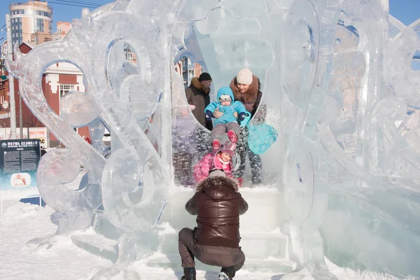 Dauerwelle, Russland, Feb, 06.2016: Familie wird in Eis-Samowa fotografiert — Stockfoto