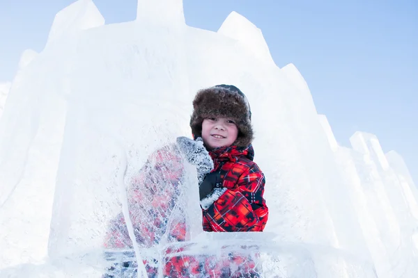 PERM, RUSSIA, Feb, 06.2016: Ragazzo con una scultura di ghiaccio, urban esp — Foto Stock