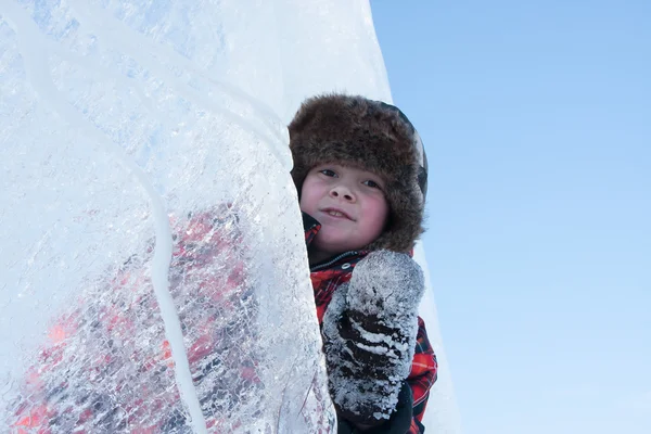 PERM, RUSSIA, Feb, 06.2016: Ragazzo con una scultura di ghiaccio, urban esp — Foto Stock