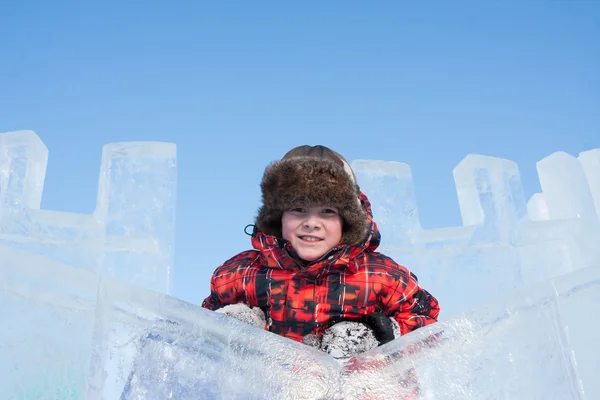 Perm, Ryssland, Feb, 06.2016: Pojke med en isskulptur, urban esp — Stockfoto
