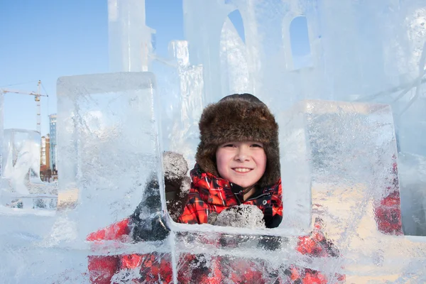 Perm, Ryssland, Feb, 06.2016: Pojke med en isskulptur, urban esp — Stockfoto