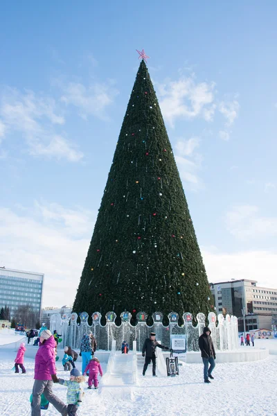 Perm, Rusland, februari, 06.2016: Icy oudejaarsavond stad op de Espl — Stockfoto