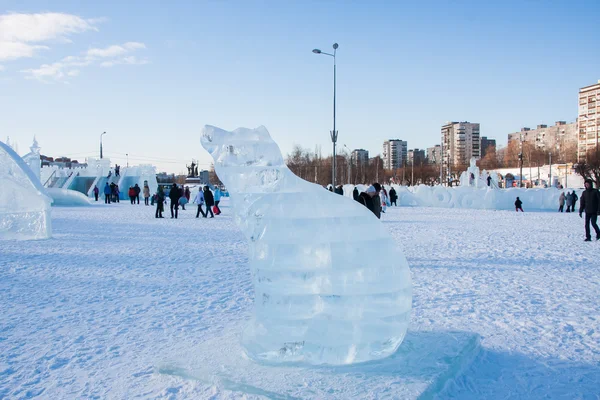 PERM, Rússia, fevereiro, 06.2016: uma bela escultura de gelo de um — Fotografia de Stock