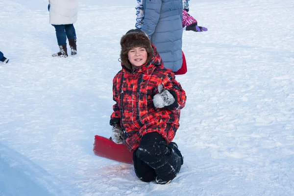 Перм, Росія, Лютий, 06.2016: Хлопчик їзда заморожених Хілл, міський espl — стокове фото