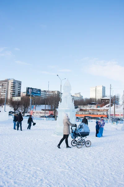 Perm, Ρωσική Ομοσπονδία, Φεβρουαρίου, 06.2016: ενήλικες με παιδιά σε μια παγωμένη — Φωτογραφία Αρχείου