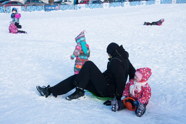 PERM, Rússia, fevereiro, 06.2016: adultos com crianças em um gelo — Fotografia de Stock