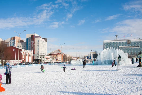 Perm, Oroszország, február, 06.2016: felnőtt és gyermek egy jeges — Stock Fotó