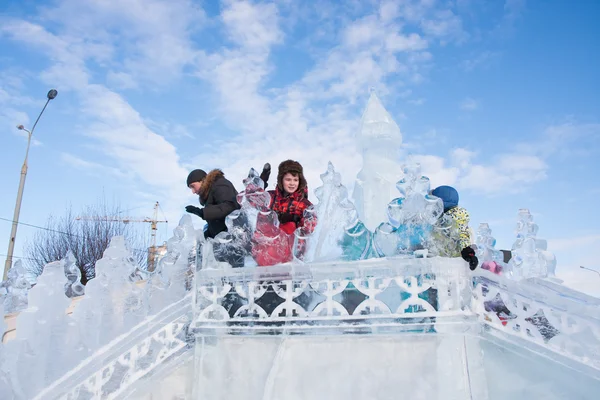 PERM, RUSSIA, Feb, 06.2016: Children on icy hill, urban esplanad — Stock Photo, Image