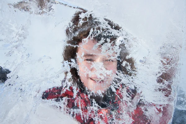 O menino olha através da escultura de gelo — Fotografia de Stock