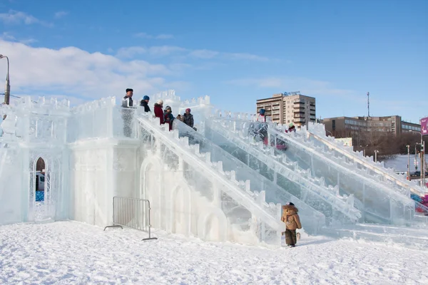 パーマ, ロシア, 2 月、06.2016: 氷のように子供と大人 — ストック写真