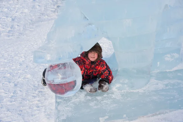 PERM, RUSSIA, Feb, 06.2016: Ragazzo in scultura di ghiaccio, spianata urbana — Foto Stock