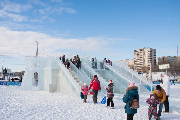 PERM, Russia, 06 febbraio 2016: adulti con bambini in un ghiaccio — Foto Stock