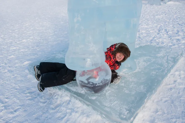 Perm, Ryssland, Feb, 06.2016: Pojken i isskulptur, urban esplanad — Stockfoto