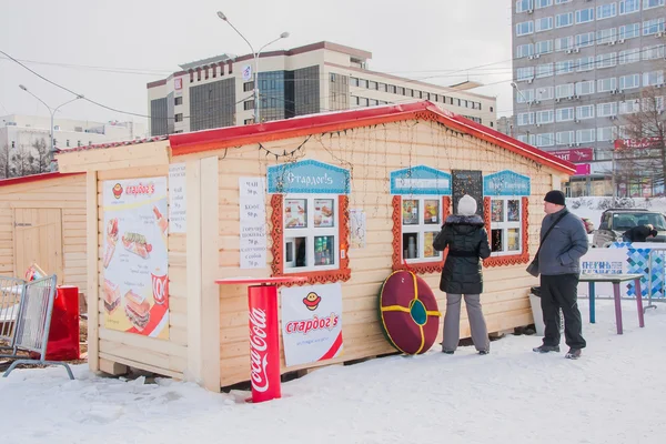 Perm, Rusland, februari, 06.2016: mensen kopen voedsel op fast food in — Stockfoto