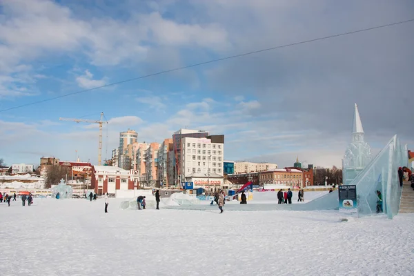 Perm, Oroszország, február, 06.2016: felnőtt és gyermek egy jeges — Stock Fotó