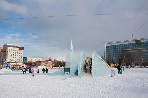 PERM, Russie, Février, 06.2016 : adultes avec enfants dans une glace — Photo