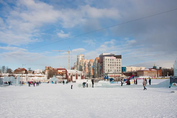 PERM, Russie, Février, 06.2016 : adultes avec enfants dans une glace — Photo