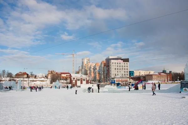 PERM, Russia, February, 06.2016: adults with children in an icy — Stock Photo, Image