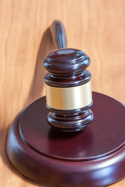 Δικαστική σφυρί σε ένα ξύλινο τραπέζι — Φωτογραφία Αρχείου