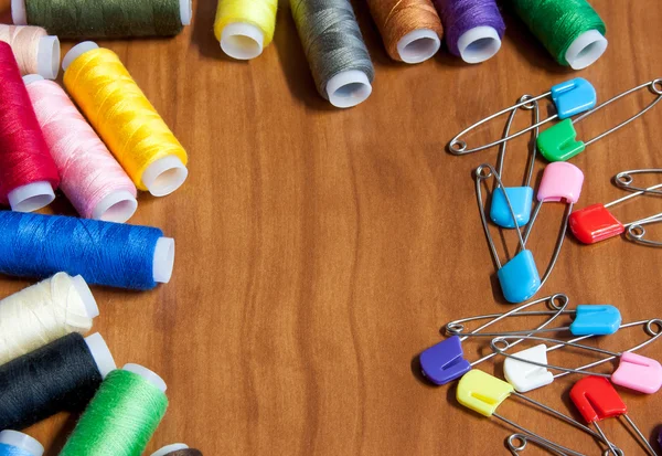 Renk bir iplik ve bir PIN 