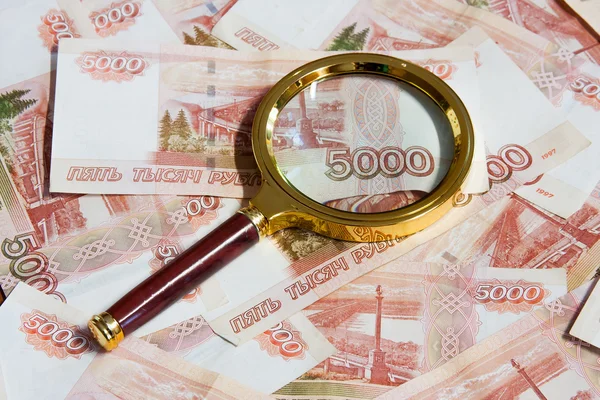 Lupa kładzie na rosyjski pieniądze — Zdjęcie stockowe