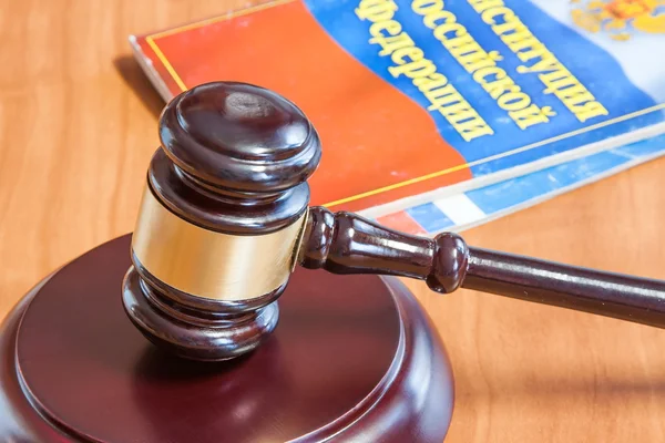 The judicial hammer and codes of laws lay on a table — Stock Photo, Image