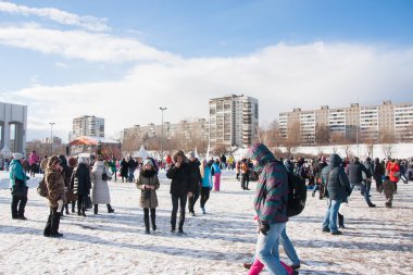 Perm, Rusya - 13 Mart 2016: Bir sürü insan meydanda