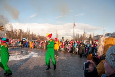 Perm, Rusya - 13 Mart 2016: effigies, yanan üzerinde seyirci