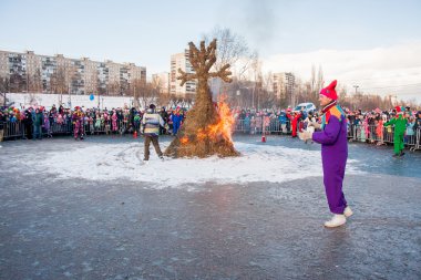 Perm, Rusya - 13 Mart 2016: Burning effigies karnaval 