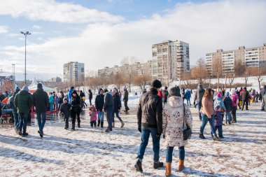 Perm, Rusya - 13 Mart 2016: Bir sürü insan meydanda