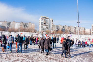 Perm, Rusya - 13 Mart 2016: Bir sürü insan meydanda
