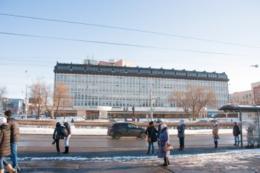 Perm, Rusya - 13 Mart 2016: İnsanlar stand otobüs durağında