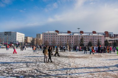 Perm, Rusya - 13 Mart 2016: Kış cityscape kordonda