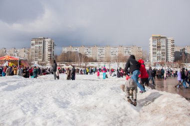 Perm, Rusya - 13 Mart 2016: Bir sürü insan meydanda