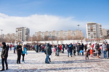Perm, Rusya - 13 Mart 2016: Bir sürü insan meydanda