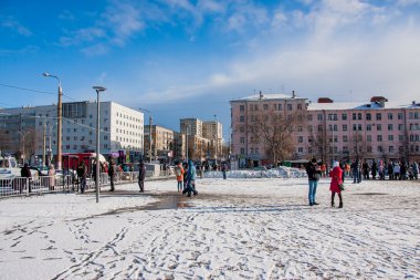 Perm, Rusya - 13 Mart 2016: Bir sürü insan meydanda