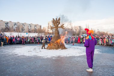 Perm, Rusya - 13 Mart 2016: Burning effigies karnaval 