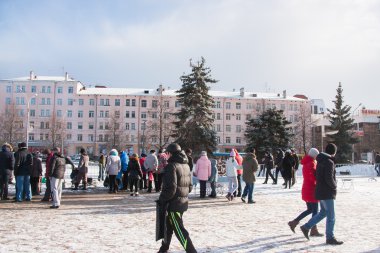 Perm, Rusya - 13 Mart 2016: Bir sürü insan meydanda
