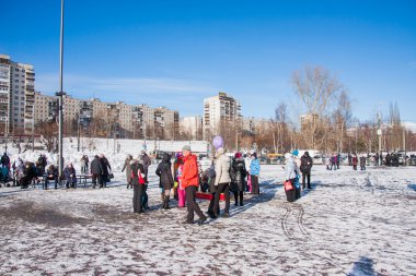 Perm, Rusya - 13 Mart 2016: Bir sürü insan meydanda