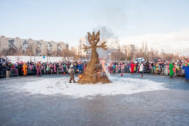 Perm, Rusya - 13 Mart 2016: Burning effigies karnaval 