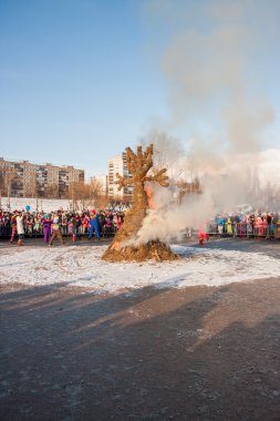 Perm, Rusya - 13 Mart 2016: Burning effigies karnaval 