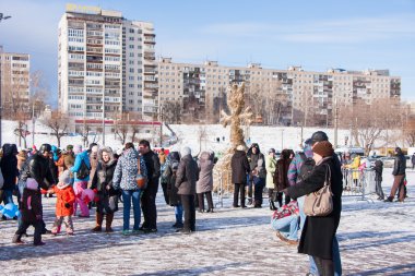 Perm, Rusya - 13 Mart 2016: Bir sürü insan meydanda