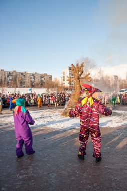 Perm, Rusya - 13 Mart 2016: Burning effigies karnaval 