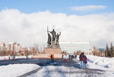 Perm, Rusya - 13 Mart 2016: Anıt kahramanları için sağa sola