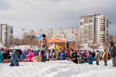 Perm, Rusya - 13 Mart 2016: Bir sürü insan meydanda