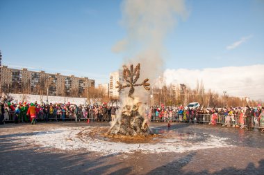 Perm, Rusya - 13 Mart 2016: Burning effigies karnaval 